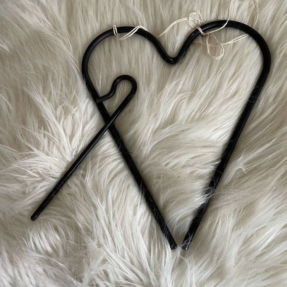 VINTAGE WROUGHT IRON HEART SHAPED DINNER BELL WITH STRIKER - Picture 3 of 4